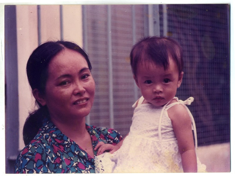 "Mỗi năm đến sinh nhật con, mẹ luôn chờ đúng giờ con chào đời để nhắn tin chúc mừng con. Khi làm mẹ con mới hiểu…. Con có lớn cỡ nào cũng luôn nhỏ bé trong mắt của mẹ. Và vì khoảnh khắc con chào đời luôn trở về với mẹ như vừa mới diễn ra. Sinh nhật không chỉ là ngày của riêng con mà còn là ngày đặc biệt của mẹ nữa, ngày hai mẹ con mình lần đầu gặp nhau. Cảm ơn mẹ đã mang con đến với cuộc đời này và luôn là bến đỗ bình yên của con. Con yêu mẹ!", Hà Tăng viết.