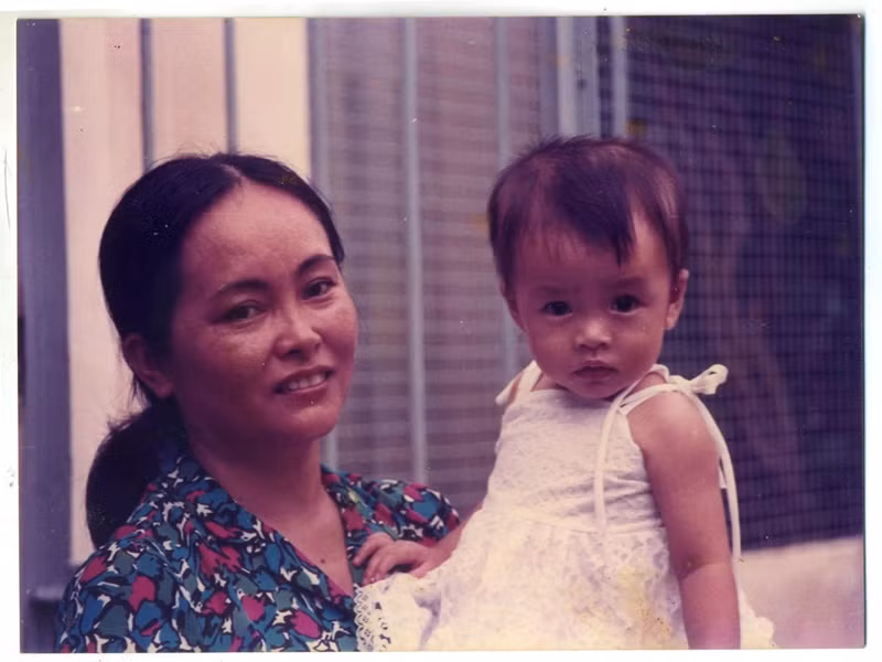 "Mỗi năm đến sinh nhật con, mẹ luôn chờ đúng giờ con chào đời để nhắn tin chúc mừng con. Khi làm mẹ con mới hiểu…. Con có lớn cỡ nào cũng luôn nhỏ bé trong mắt của mẹ. Và vì khoảnh khắc con chào đời luôn trở về với mẹ như vừa mới diễn ra. Sinh nhật không chỉ là ngày của riêng con mà còn là ngày đặc biệt của mẹ nữa, ngày hai mẹ con mình lần đầu gặp nhau. Cảm ơn mẹ đã mang con đến với cuộc đời này và luôn là bến đỗ bình yên của con. Con yêu mẹ!", Hà Tăng viết.