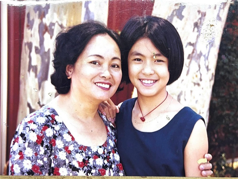 Đón tuổi mới, Tăng Thanh Hà chia sẻ loạt ảnh bên mẹ đẻ đồng thời cảm ơn đấng sinh thành.