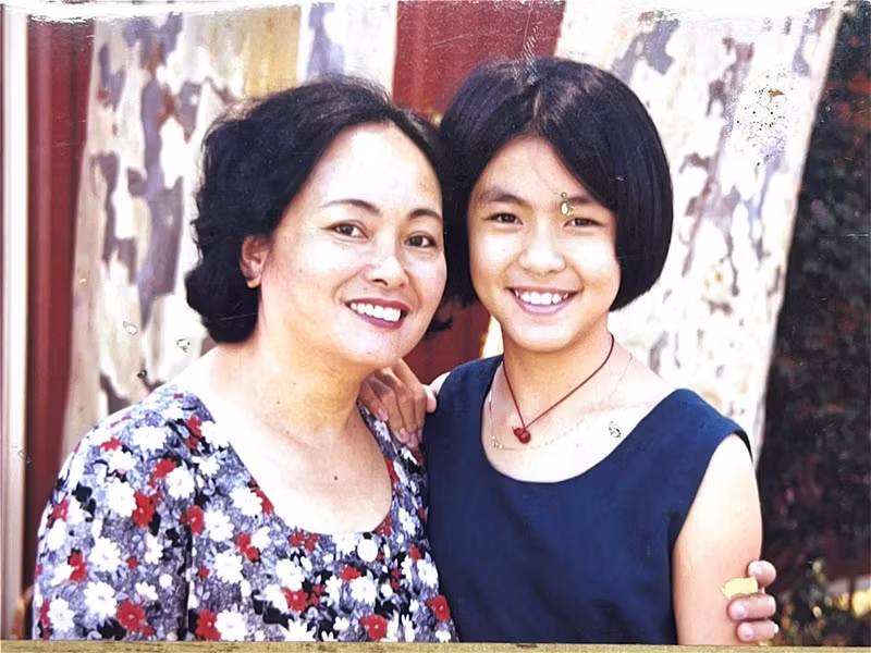 Đón tuổi mới, Tăng Thanh Hà chia sẻ loạt ảnh bên mẹ đẻ đồng thời cảm ơn đấng sinh thành.