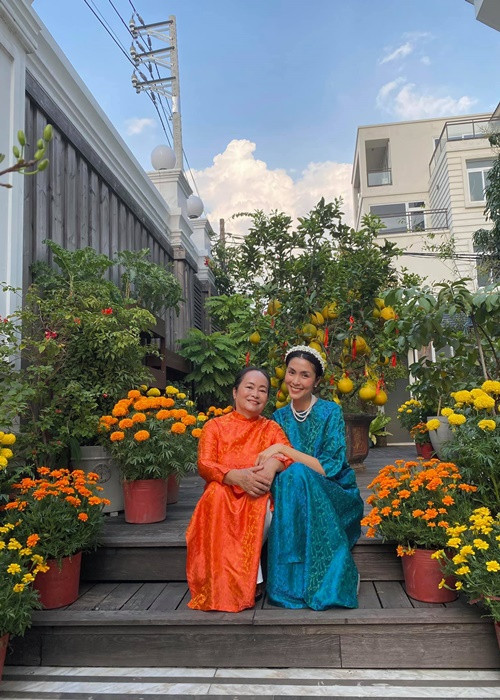 Hà Tăng khoe cùng mẹ mặc áo dài đón Tết Nguyên đán ở biệt thự.