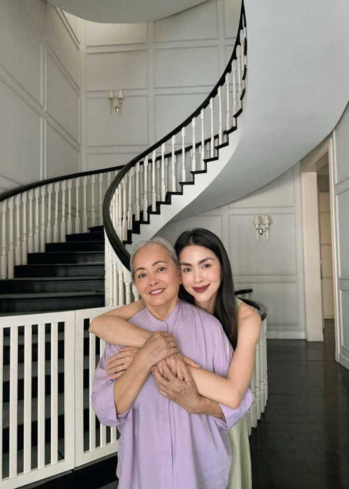 Tăng Thanh Hà thường xuyên đưa bố mẹ đẻ đến nhà chơi.