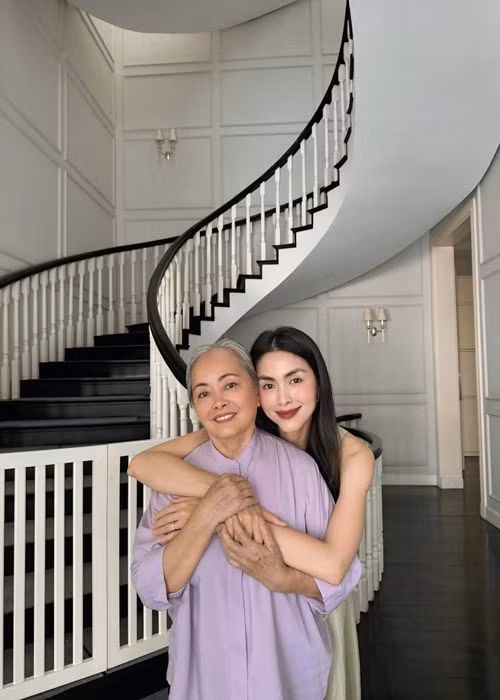 Tăng Thanh Hà thường xuyên đưa bố mẹ đẻ đến nhà chơi.