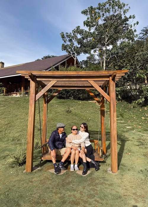 Bố mẹ Tăng Thanh Hà vui vẻ nghỉ dưỡng cùng các con.