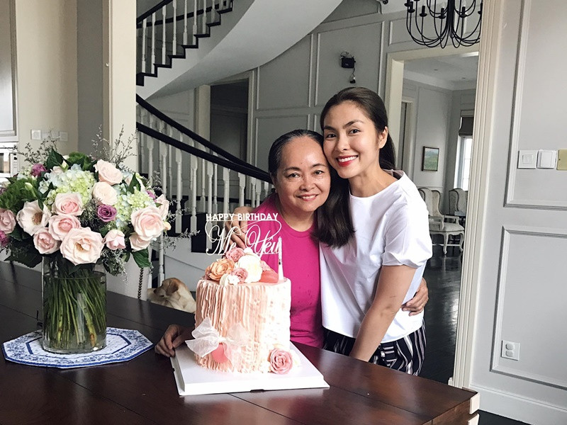 Nữ diễn viên tự làm bánh sinh nhật và mời mẹ đến biệt thự riêng của vợ chồng cô nhân dịp mẹ đón tuổi mới.