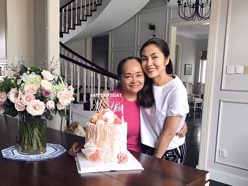 Nữ diễn viên tự làm bánh sinh nhật và mời mẹ đến biệt thự riêng của vợ chồng cô nhân dịp mẹ đón tuổi mới.