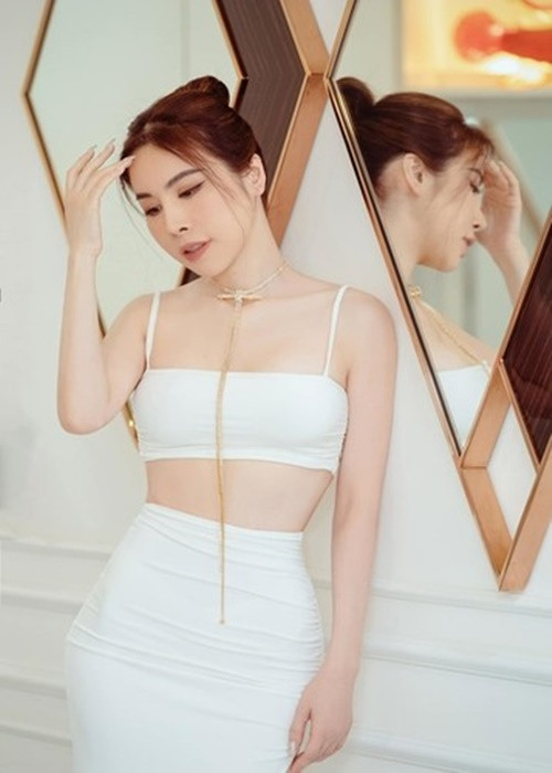 Năm 2022, Hoa hậu Áo dài năm 2017 Hoàng Dung gia nhập hội mỹ nhân Việt sở hữu vòng eo nhỏ siêu thực. Ảnh: FB Hoàng Dung.