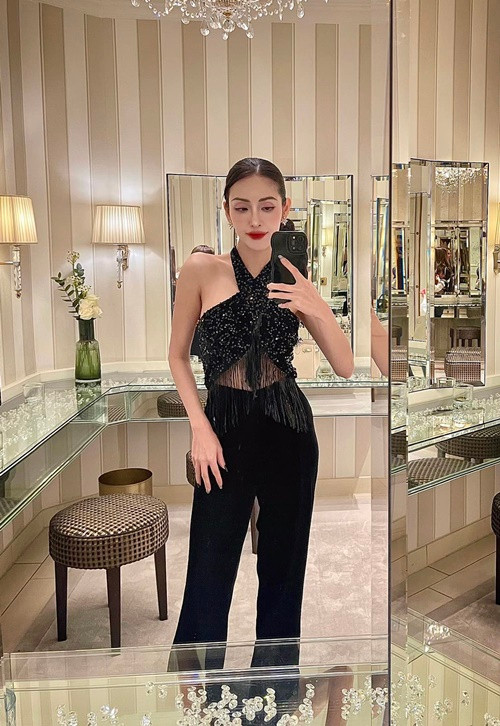 Dù từng 2 lần sinh nở, Mai Hồ vẫn sở hữu vóc dáng thon gọn với vòng eo 54 cm. Ảnh: FB Mai Hồ.