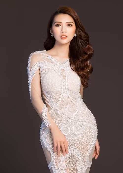 Năm 2018, Tường Linh khoe vòng eo 53 cm. Cô tập gym 21 ngày liên tục để giảm eo từ 55 xuống 53 cm. Ảnh: Khám Phá.