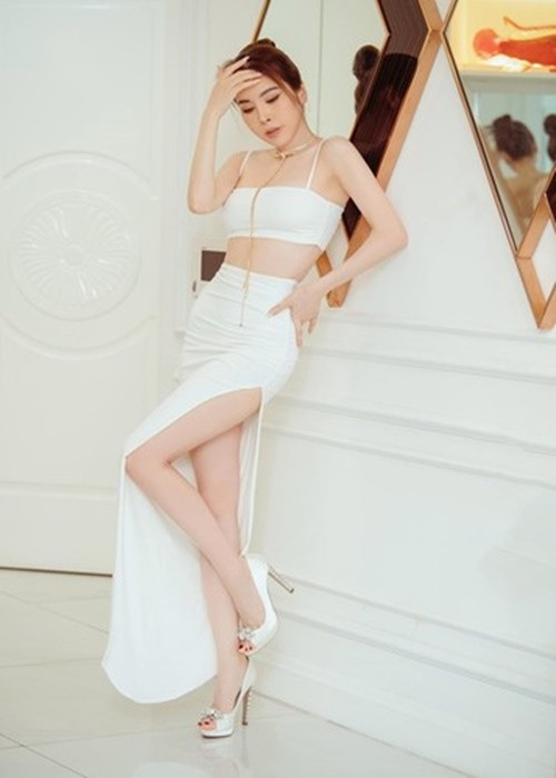 Hoàng Dung sở hữu vòng hai 52 cm sau thời gian siết eo (55 cm). Ảnh: FB Hoàng Dung.