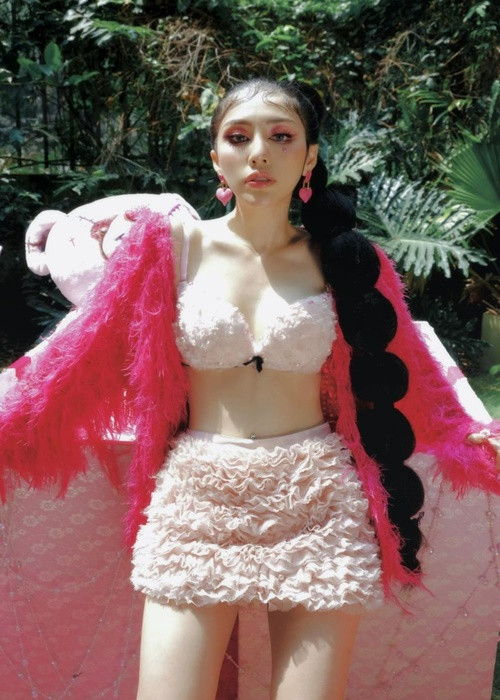 Ca sĩ Du Uyên có vòng eo 53 cm. Ảnh: Dân Việt.