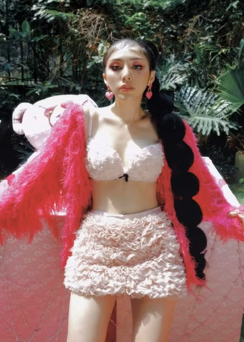 Ca sĩ Du Uyên có vòng eo 53 cm. Ảnh: Dân Việt.