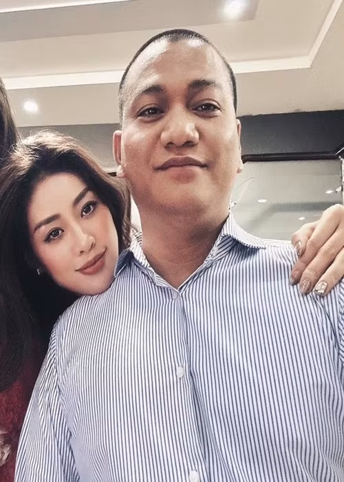 Chồng sắp cưới của Khánh Vân hơn nàng hậu 17 tuổi. Ảnh: FB Nguyễn Long.