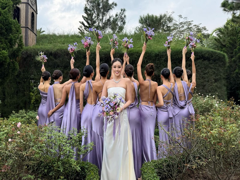 Bức ảnh cưới của Hoa hậu Khánh Vân đang thu hút sự chú ý của khán giả. Ngoài khen ngợi nhan sắc Khánh Vân, nhiều khán giả tò mò danh tính 10 phù dâu. Một số cư dân mạng dự đoán dàn phù dâu gồm Hoàng Thùy, Lê Hoàng Phương, Ngọc Châu... Ảnh: FB Khánh Vân.