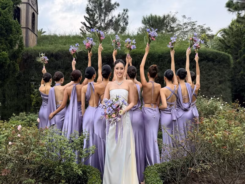 Bức ảnh cưới của Hoa hậu Khánh Vân đang thu hút sự chú ý của khán giả. Ngoài khen ngợi nhan sắc Khánh Vân, nhiều khán giả tò mò danh tính 10 phù dâu. Một số cư dân mạng dự đoán dàn phù dâu gồm Hoàng Thùy, Lê Hoàng Phương, Ngọc Châu... Ảnh: FB Khánh Vân.