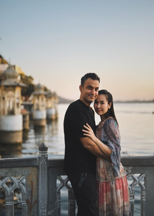 Sau khi được chồng hỗ trợ 5 tỷ làm MV, Võ Hạ Trâm sang Ấn Độ thực hiện sản phẩm âm nhạc. Nữ ca sĩ khoe, khi biết cô sang Ấn Độ quay MV, chồng đã bay về quê nhà để lo liệu mọi thứ chu toàn.