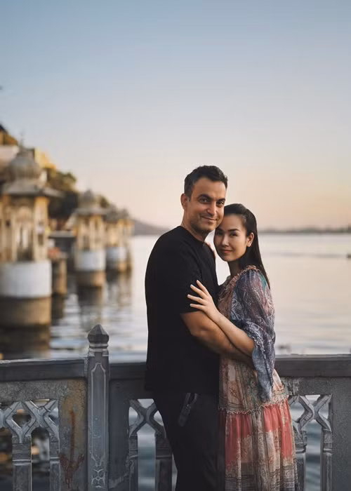 Sau khi được chồng hỗ trợ 5 tỷ làm MV, Võ Hạ Trâm sang Ấn Độ thực hiện sản phẩm âm nhạc. Nữ ca sĩ khoe, khi biết cô sang Ấn Độ quay MV, chồng đã bay về quê nhà để lo liệu mọi thứ chu toàn.