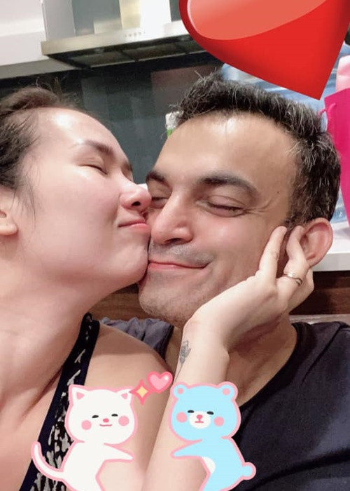 Sau khi sinh con gái đầu lòng, Võ Hạ Trâm bị trầm cảm nhẹ. Trong thời gian khó khăn này, cô luôn có chồng động viên. “Mình nạt con tới lần thứ 2 thì chồng rất xót con, anh nói mình suy nghĩ lại hành động và mình bắt đầu thấm, khóc quá trời rồi nói xin lỗi”, nữ ca sĩ kể.