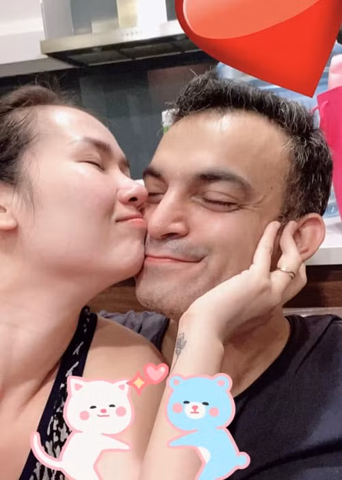 Sau khi sinh con gái đầu lòng, Võ Hạ Trâm bị trầm cảm nhẹ. Trong thời gian khó khăn này, cô luôn có chồng động viên. “Mình nạt con tới lần thứ 2 thì chồng rất xót con, anh nói mình suy nghĩ lại hành động và mình bắt đầu thấm, khóc quá trời rồi nói xin lỗi”, nữ ca sĩ kể.