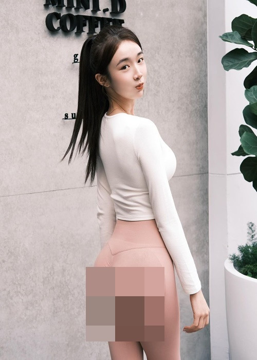 Chiếc quần màu da gây hiệu ứng thị giác hot girl người Đài Loan mặc như không.