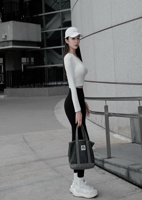 Thân hình gợi cảm, cô nàng mặc gì cũng cuốn hút.