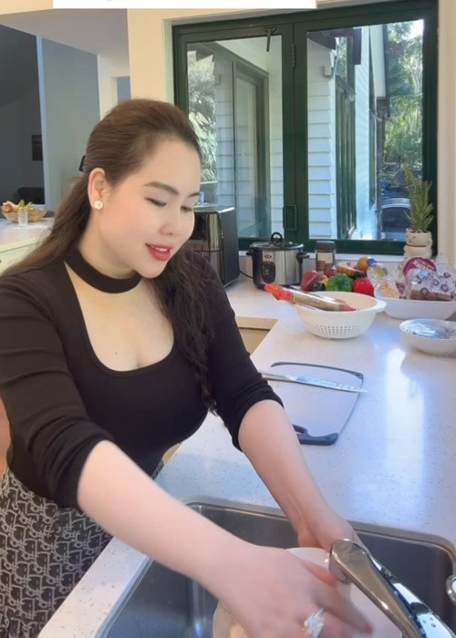 Trương Phương cho biết, bạn trai chỉ là "tỷ phú tình cảm". Nữ diễn viên chia sẻ, việc đi máy bay du lịch ở New Zealand chỉ tốn 11 triệu đồng. Ảnh: Instagram Trương Phương.