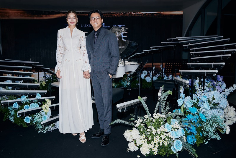 Thanh Hằng thường đến xem các buổi biểu diễn của chồng. Còn nhạc trưởng Trần Nhật Minh đưa đón vợ tham gia sự kiện.