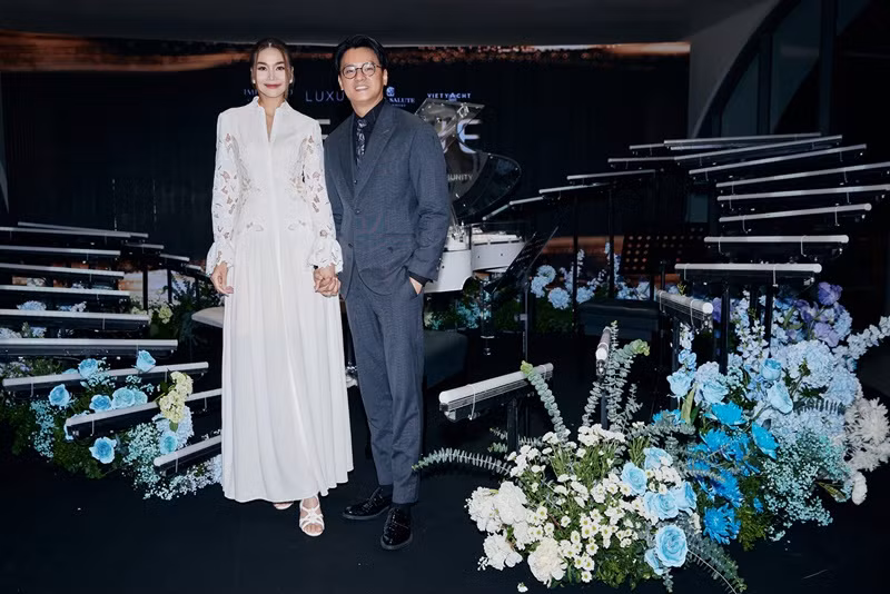 Thanh Hằng thường đến xem các buổi biểu diễn của chồng. Còn nhạc trưởng Trần Nhật Minh đưa đón vợ tham gia sự kiện.