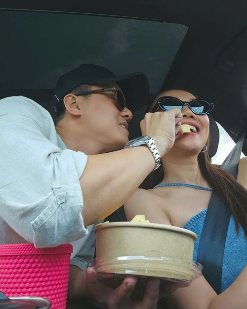 Nhiều người ghen tỵ với Thanh Hằng khi cô được chồng đút đồ ăn.