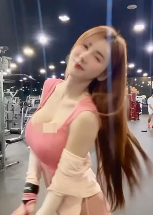 Hot girl siêu vòng một không lên tiếng về phong cách ăn mặc gây tranh cãi của mình.