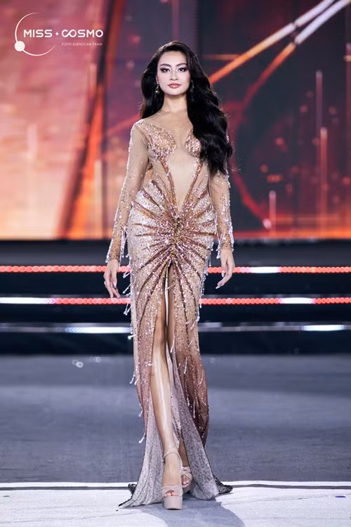 Xuân Hạnh tự tin trình diễn trang phục dạ hội. Ảnh: Miss Cosmo.