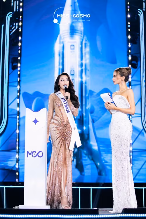 Ở phần thi ứng xử, Hoa hậu Bùi Xuân Hạnh nhận câu hỏi: "Bạn có nghĩ rằng chỉ những người thành công mới tạo nên sự ảnh hưởng hay không?". Ảnh: Miss Cosmo.