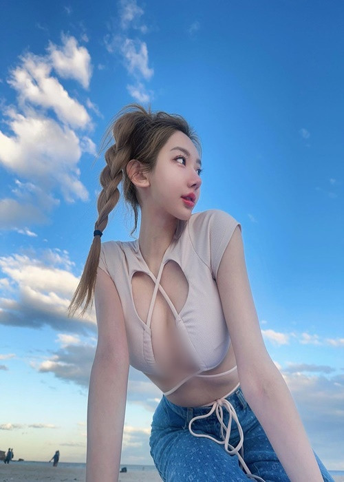 Trên trang cá nhân, Cammi thường xuyên đăng ảnh gợi cảm. Ngoài ra, cô nàng còn khoe cuộc sống sang chảnh.