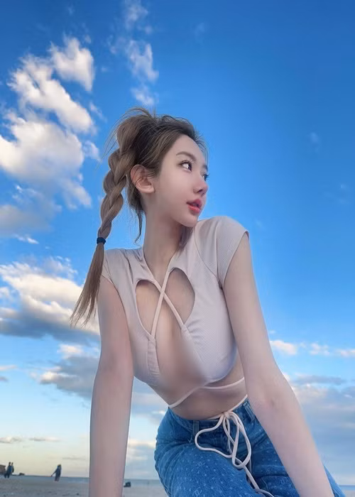 Trên trang cá nhân, Cammi thường xuyên đăng ảnh gợi cảm. Ngoài ra, cô nàng còn khoe cuộc sống sang chảnh.