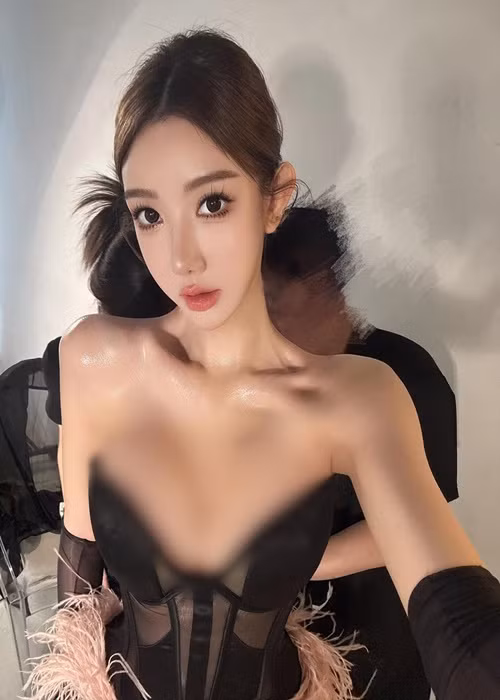 Chân dài sinh năm 1995 o ép vòng một với váy bó sát.