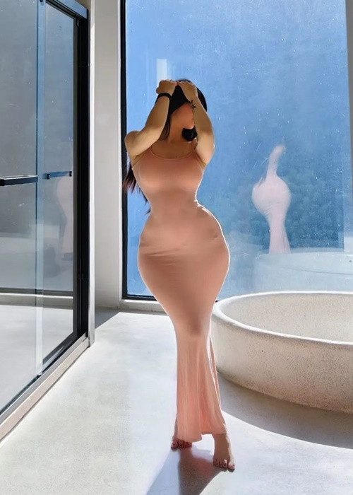 Trên mạng xã hội, cô nàng chia sẻ kinh nghiệm tập thể dục, kế hoạch ăn kiêng và cuộc sống hàng ngày của mình.