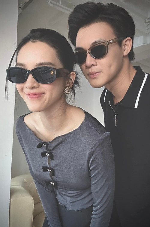 Tiến Phát tỏ ra chiều chuộng Quỳnh Lương. Anh phụ giúp bạn gái bán hàng online. Ảnh: FB Tiến Phát.