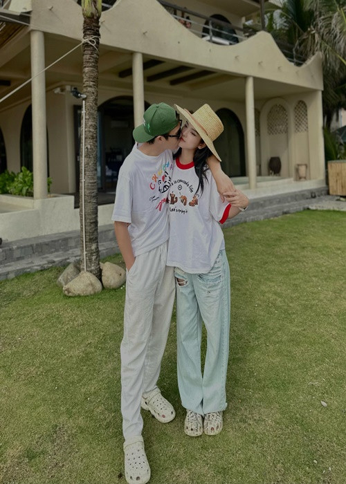 Cặp đôi "chị em" tình tứ trong chuyến du lịch gần đây. Ảnh: FB Quỳnh Lương.