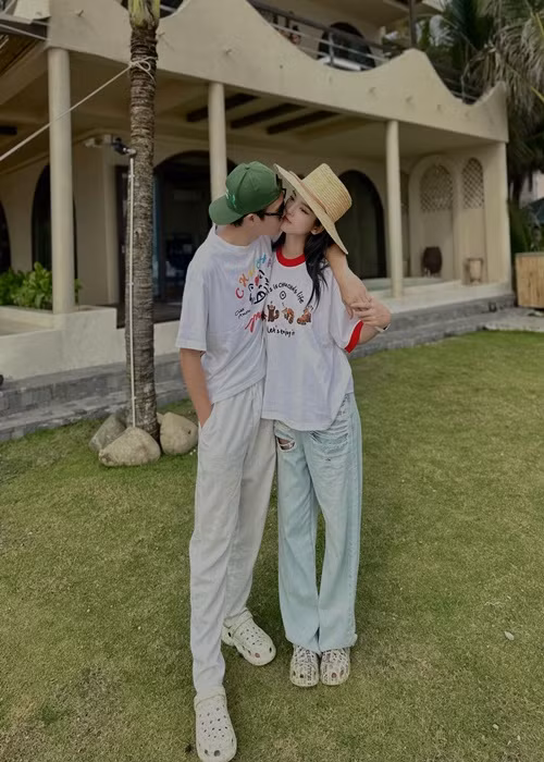 Cặp đôi "chị em" tình tứ trong chuyến du lịch gần đây. Ảnh: FB Quỳnh Lương.