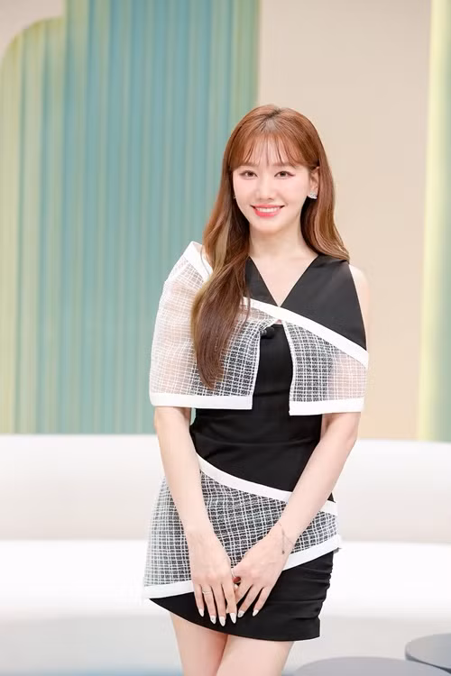 Hari Won cũng đăng ký hiến tạng. “Tôi nghĩ khi chết thì thân xác trở thành bụi cát rồi, còn lại gì nữa đâu. Vì thế, lúc trước ở Hàn Quốc tôi có đăng ký rồi, nếu thân xác này chết đi, có gì xài được thì cứ lấy xài hết đi để người khác có được cuộc sống thứ 2”, nữ ca sĩ chia sẻ. Ảnh: FB Hari Won.