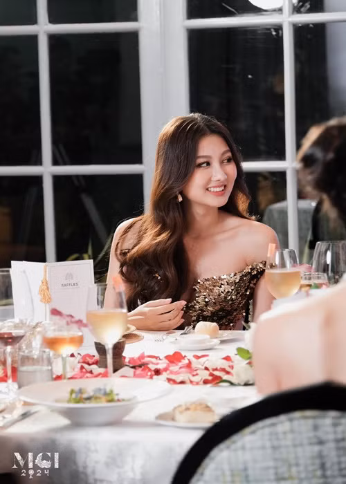 Quế Anh cùng 9 thí sinh khác lọt top 10 thí sinh được yêu thích nhất ăn tối cùng ông Nawat - Chủ tịch Miss Grand International. Ảnh: Miss Grand International.