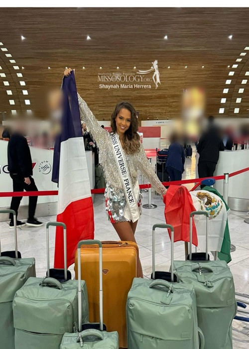 Đại diện Pháp rạng rỡ lên đường thi đấu. Ảnh: Missosology.