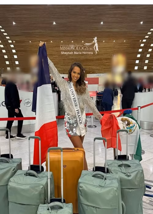 Đại diện Pháp rạng rỡ lên đường thi đấu. Ảnh: Missosology.