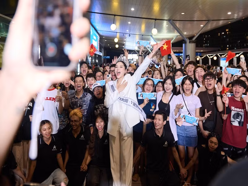 Kỳ Duyên được fan vây kín ở sân bay khi đi thi Miss Universe 2024. Ảnh: Fanpage Miss Universe Vietnam.