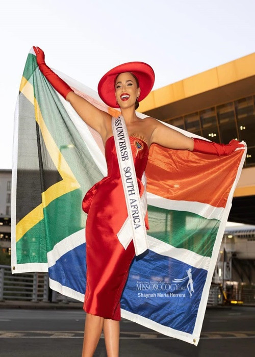 Đại diện Nam Phi diện váy đỏ nổi bật ở sân bay. Ảnh: Missosology.