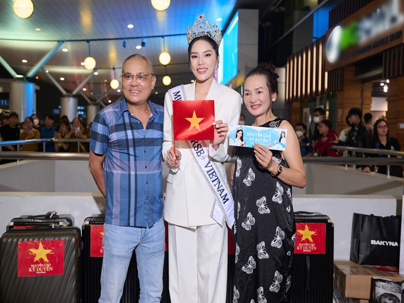 Bố mẹ Kỳ Duyên đến tiễn nàng hậu đi thi quốc tế. Ảnh: Fanpage Miss Universe Vietnam.