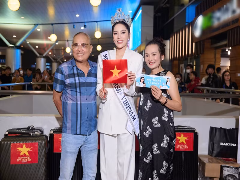 Bố mẹ Kỳ Duyên đến tiễn nàng hậu đi thi quốc tế. Ảnh: Fanpage Miss Universe Vietnam.