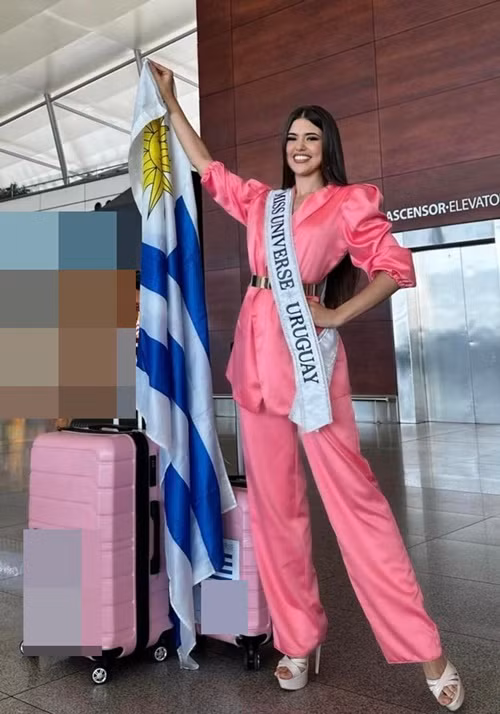 Đại diện Uruguay diện set trang phục hồng ở sân bay. Ảnh: Missosology.