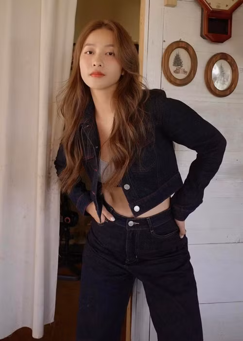 Uống thuốc kháng viêm dạng men được 5 phút, Khả Ngân bị sốc phản vệ. Cô phải nhập viện cấp cứu. Đại diện của Khả Ngân chia sẻ, sức khỏe của nữ diễn viên tạm ổn sau khi nhập viện. Hiện tại, cô được điều trị tại nhà. Ảnh: FB Khả Ngân.