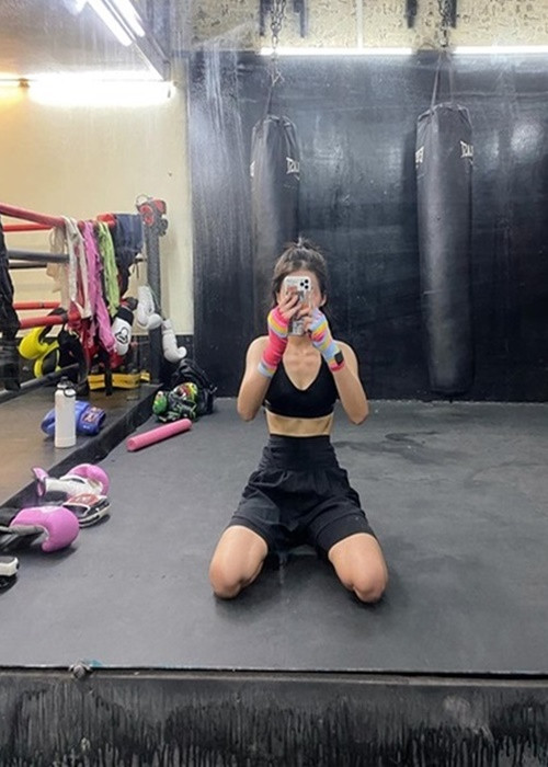 Cô tập thể dục, ăn uống khoa học, bớt lo nghĩ. Ảnh: FB Khả Ngân.